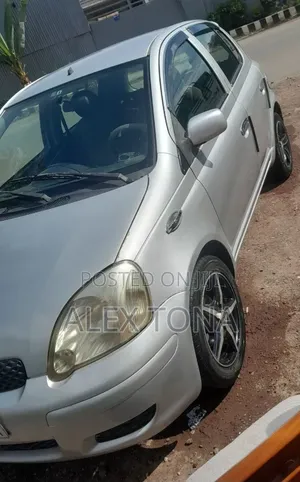 Toyota Vitz 2002 Silver