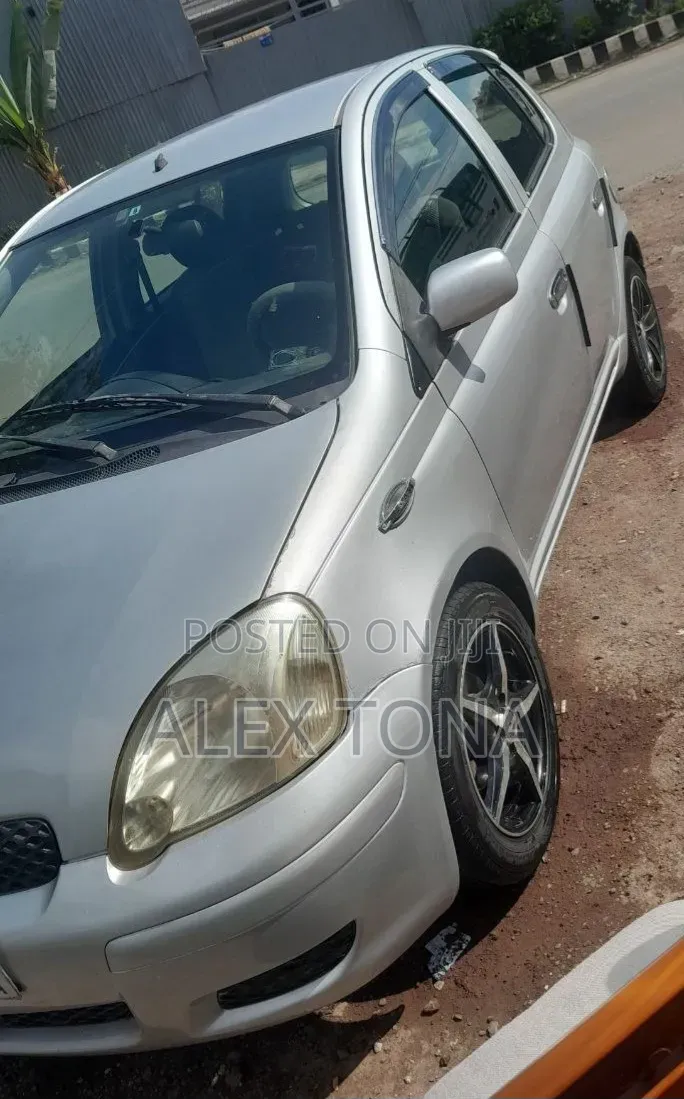 Toyota Vitz 2002 Silver