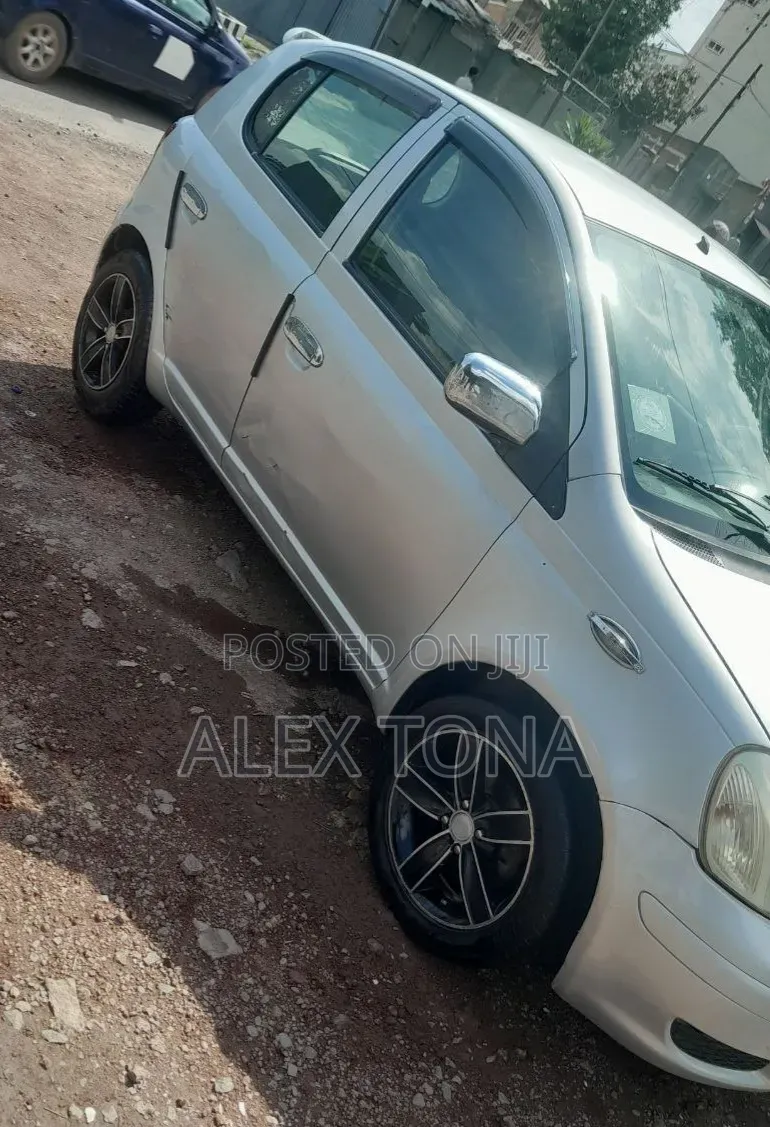 Toyota Vitz 2002 Silver