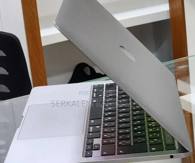 New Laptop Apple MacBook Pro 2020 8GB Intel Core i5 SSD 512GB