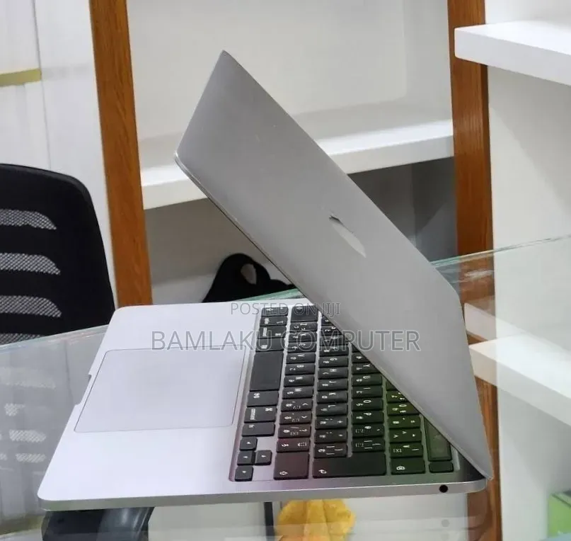 New Laptop Apple MacBook Pro 2020 8GB Intel Core i5 SSD 512GB