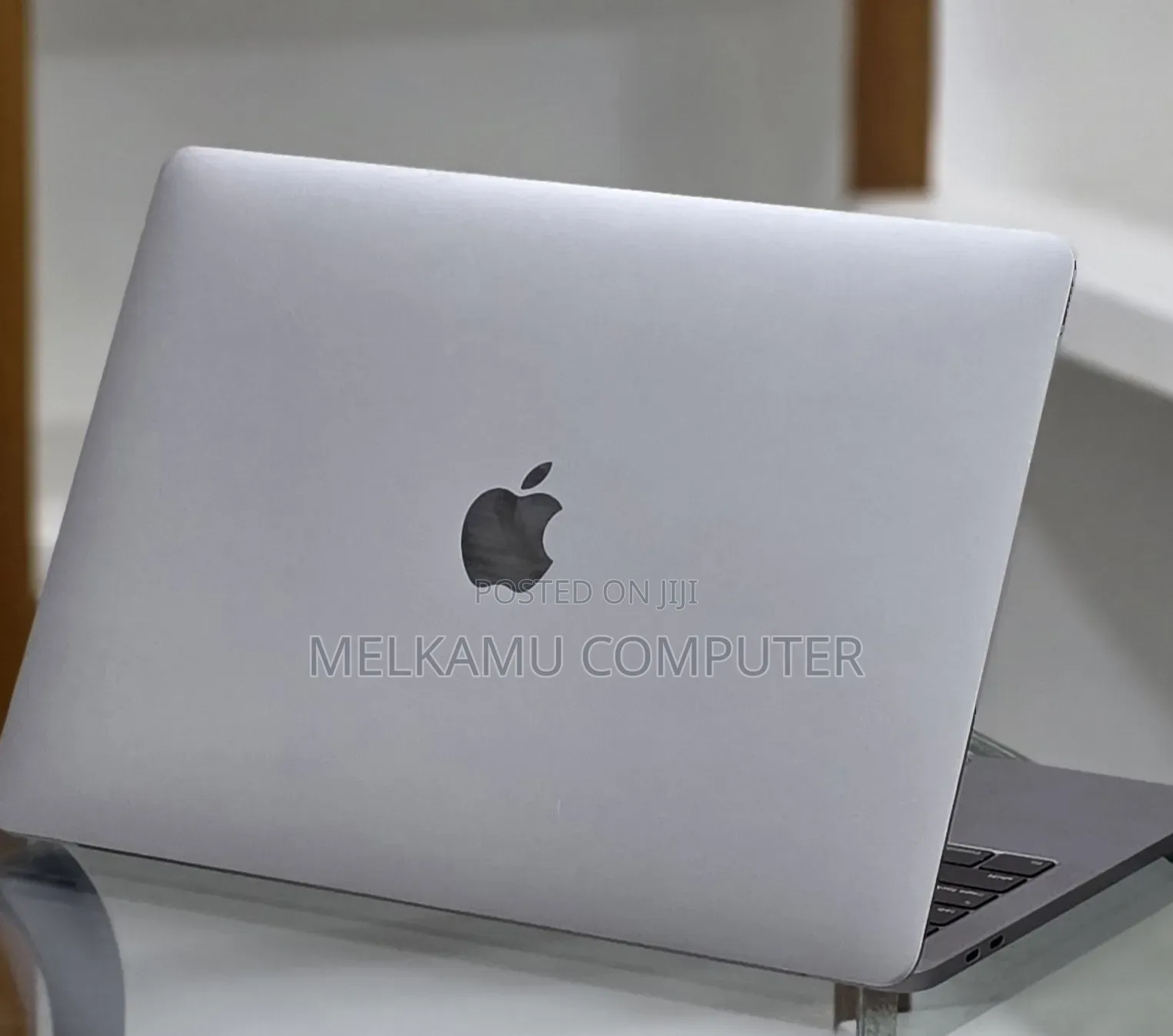 New Laptop Apple MacBook Pro 2019 16GB Intel Core i7 SSD 256GB