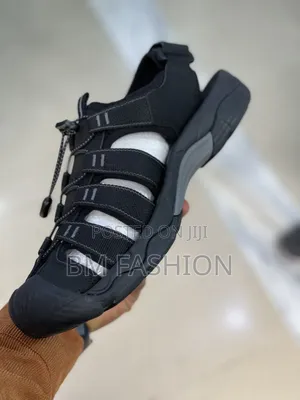 Goupu Black Closed-Toe Outdoor Sandals