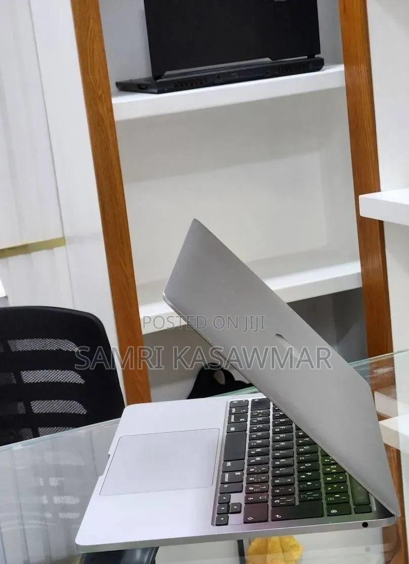 New Laptop Apple MacBook Pro 2020 8GB Intel Core i5 SSD 512GB