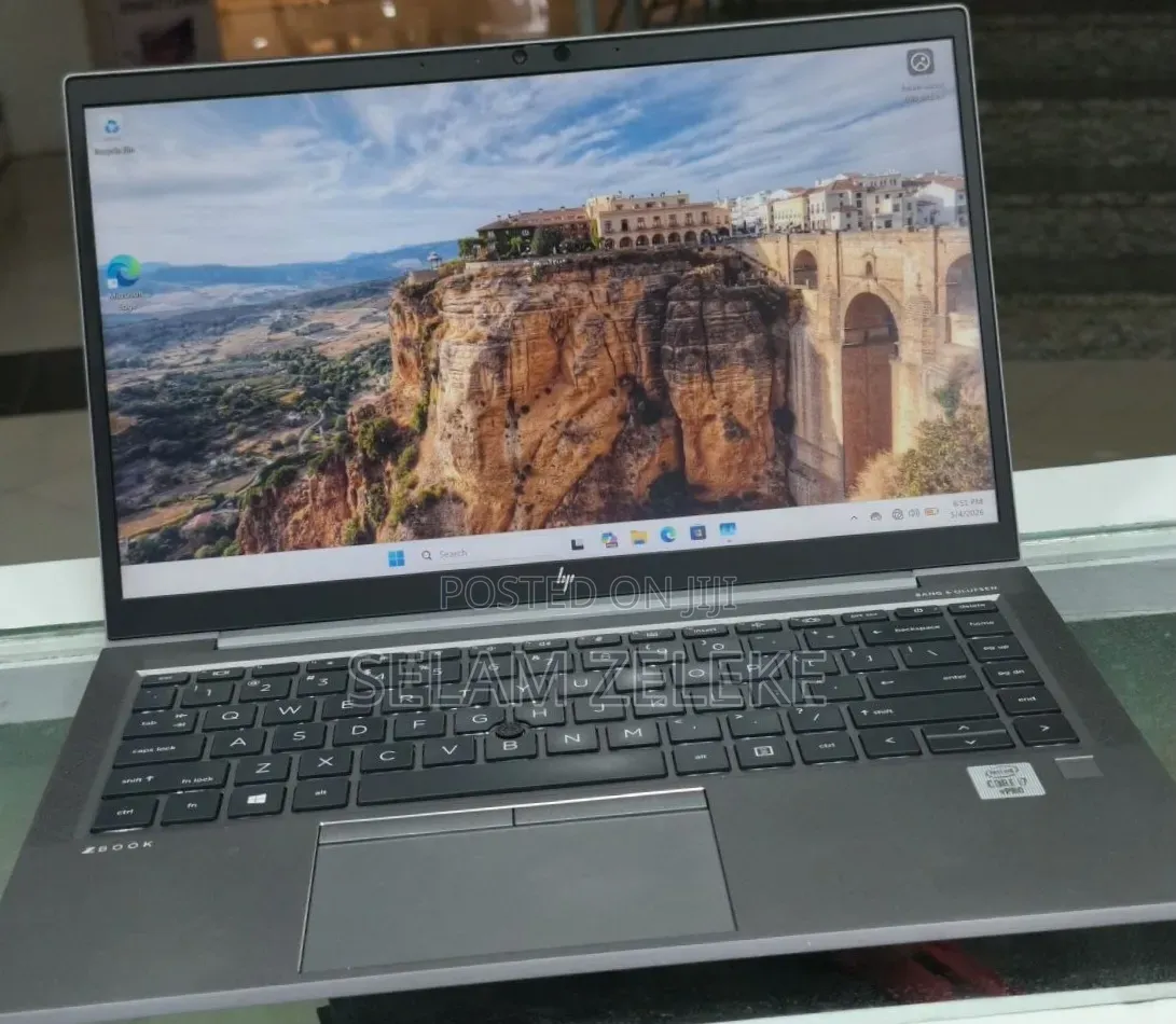 New Laptop HP ZBook Firefly 14 G7 16GB Intel Core i7 SSD 512GB