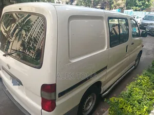 Toyota HiAce 2005 White