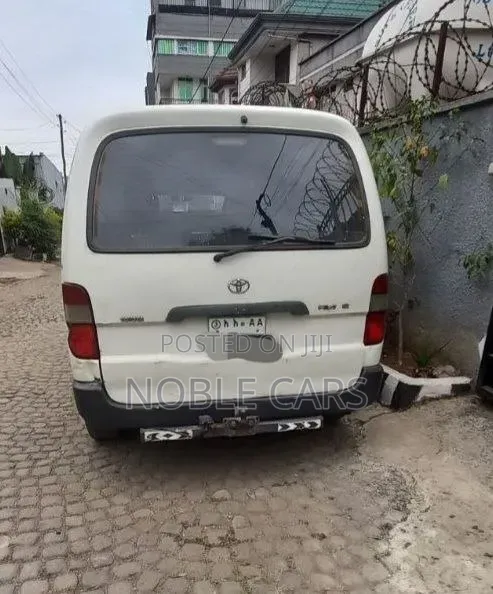 Toyota HiAce 2011 White