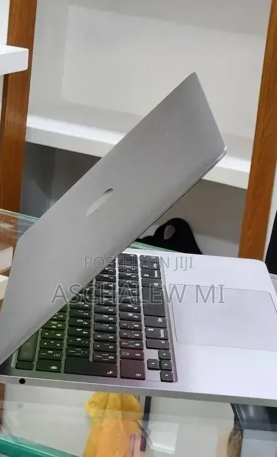 New Laptop Apple MacBook Pro 2020 8GB Intel Core i5 SSD 512GB