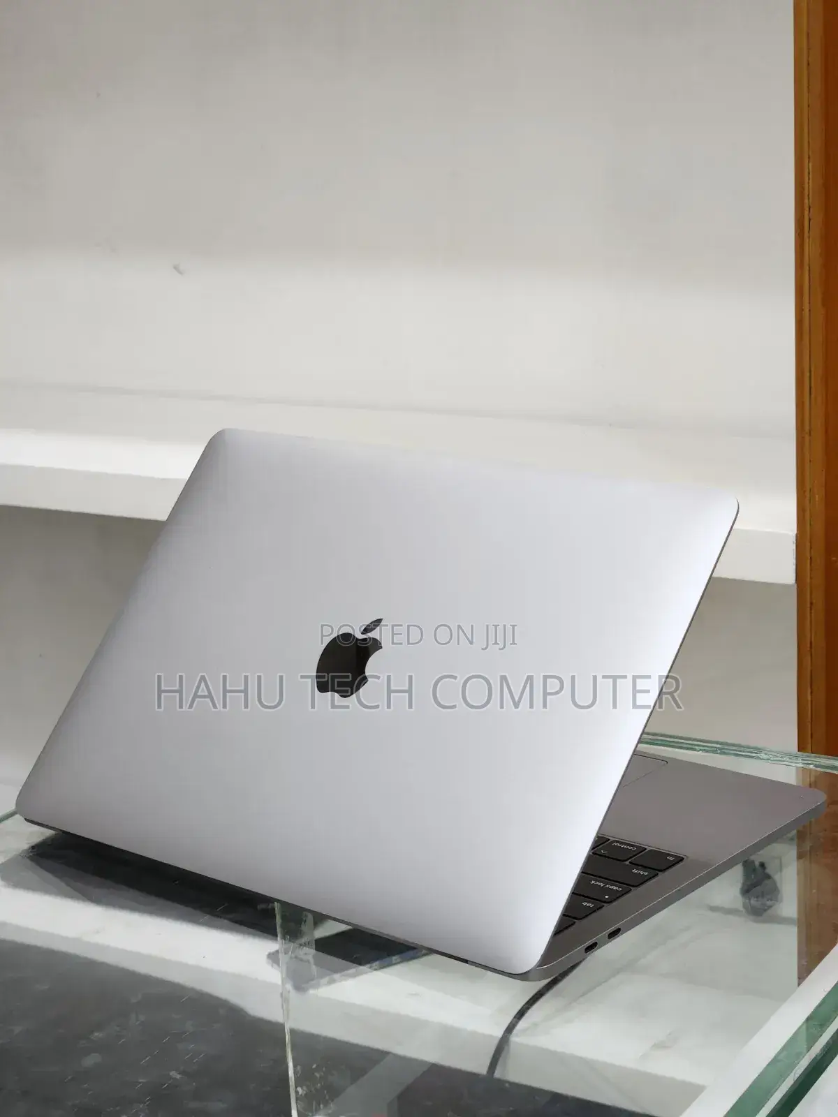 New Laptop Apple MacBook Pro 2019 16GB Intel Core i7 SSD 256GB