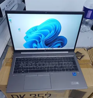 New Laptop HP ZBook Firefly G8 16GB Intel Core i7 SSD 512GB