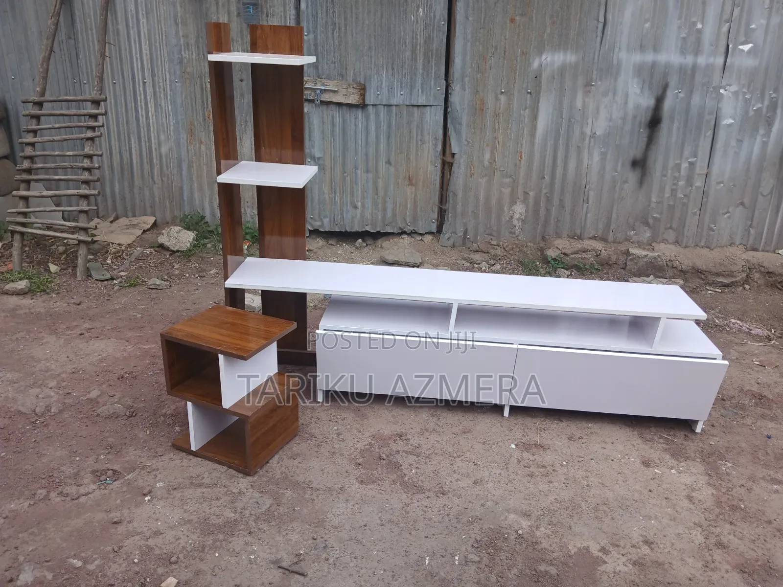 T Stand ማስቀመጫ