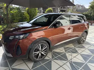 Peugeot 5008 2022 Brown