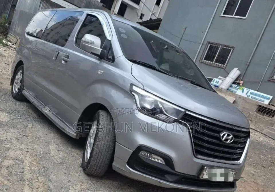 Hyundai Staria 2022 Silver