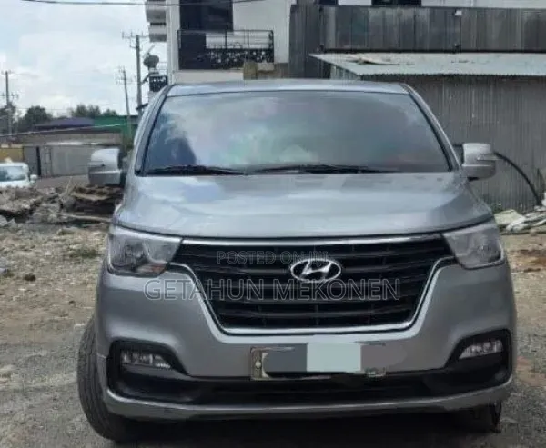 Hyundai Staria 2022 Silver