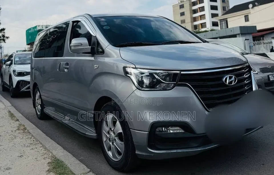 Hyundai Staria 2022 Silver