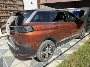 Peugeot 5008 2022 Brown