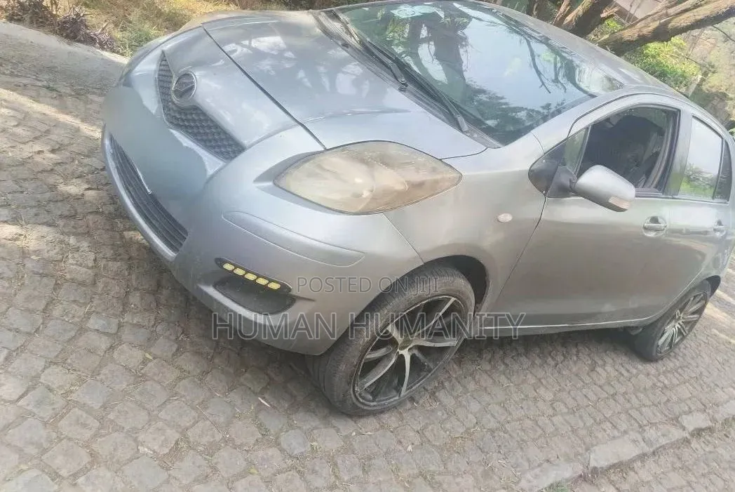 Toyota Yaris 2010 Silver