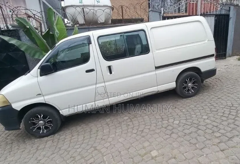 Toyota HiAce 220 2007 White