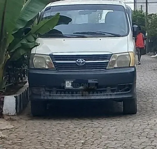Toyota HiAce 220 2007 White