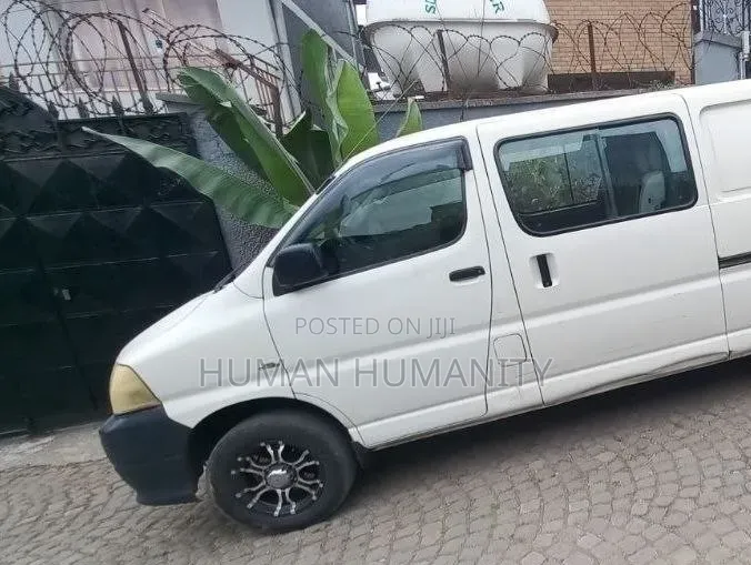 Toyota HiAce 220 2007 White