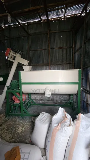 የመኖ ማቀናበሪያ ማሽን/Animal Feed Mixer and Hammer Mill/