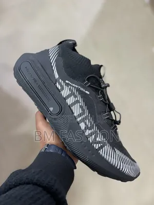 Under Armour Phantom Hovr+ Sneaker in Black