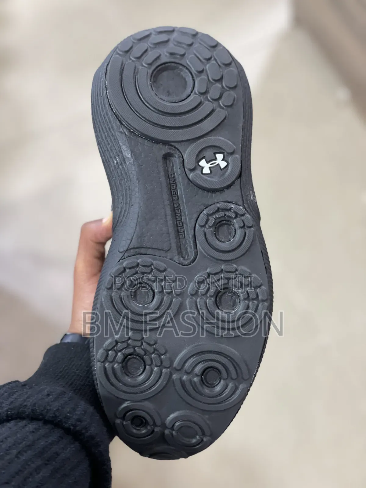 Under Armour Phantom Hovr+ Sneaker in Black
