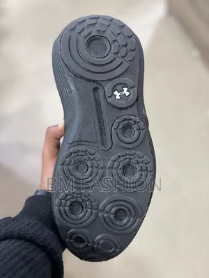 Under Armour Phantom Hovr+ Sneaker in Black