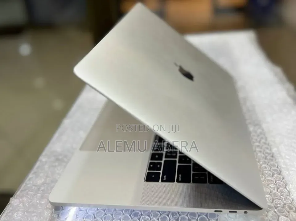 New Laptop Apple MacBook Pro 2018 16GB Intel Core i7 SSD 256GB
