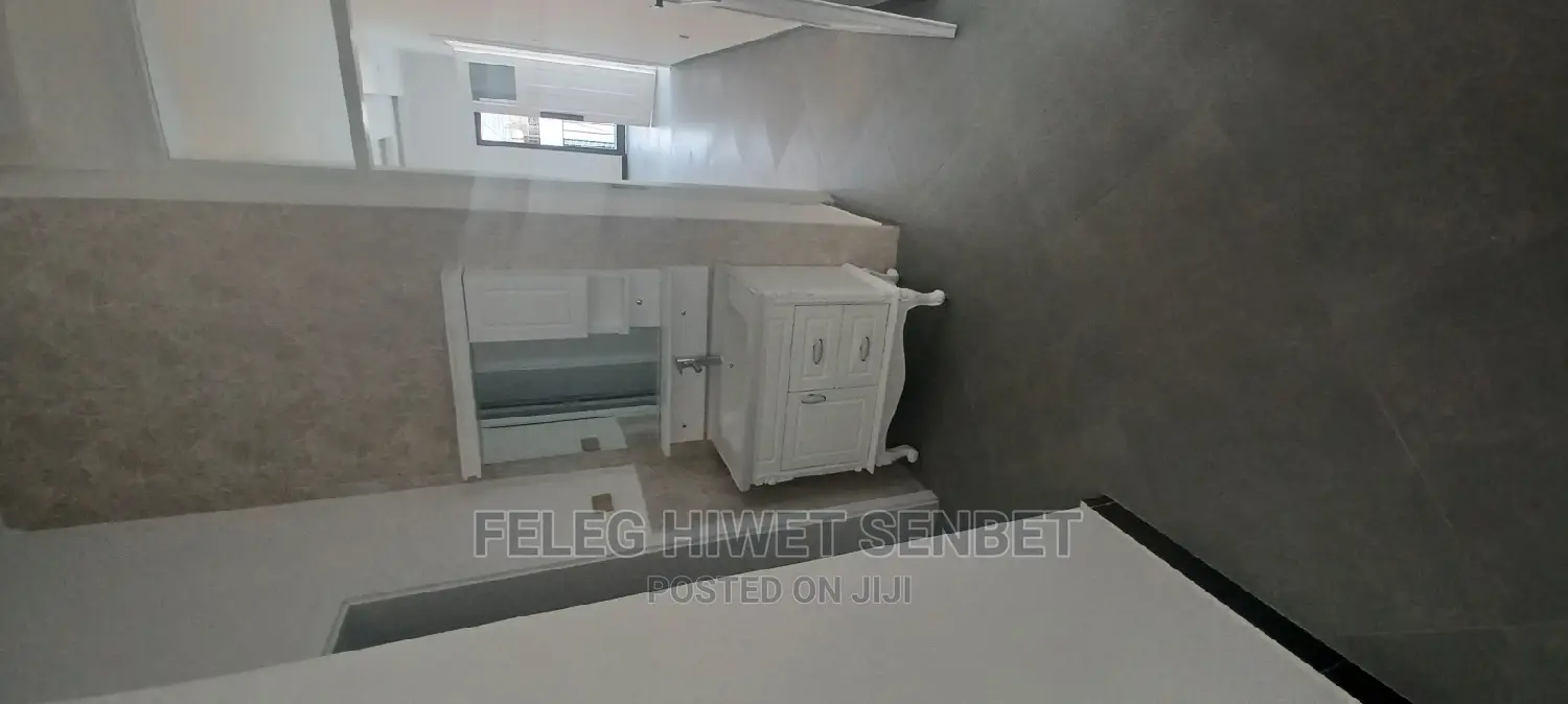 5bdrm House in አአ, Bole for Sale