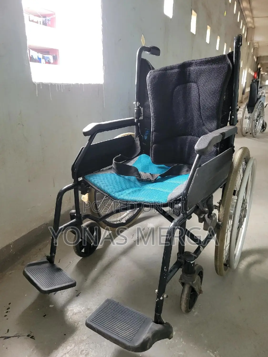 Steel Wheelchair解岑features a Powder-Coated Steel Frame, Fixed Armrests