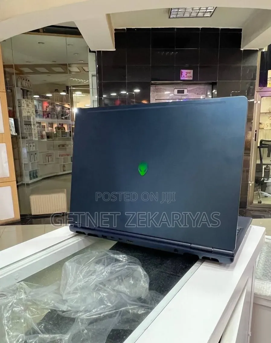 New Laptop Alienware M16 32GB Intel Core Ultra 9 SSD 1T
