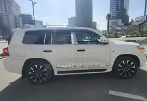 Toyota Land Cruiser 2010 White