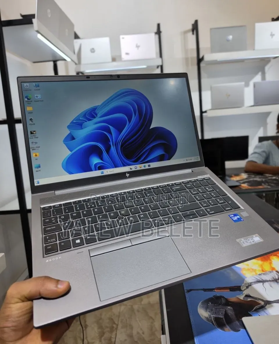 New Laptop HP ZBook Firefly G8 16GB Intel Core i7 SSD 512GB