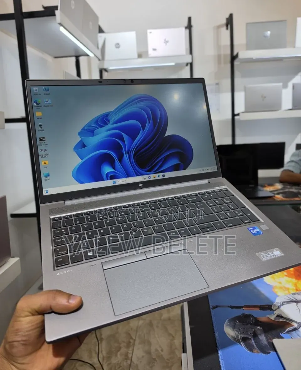 New Laptop HP ZBook Firefly G8 16GB Intel Core i7 SSD 512GB