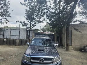Toyota Hilux 2013 Gray