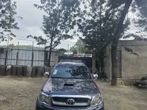 Toyota Hilux 2013 Gray