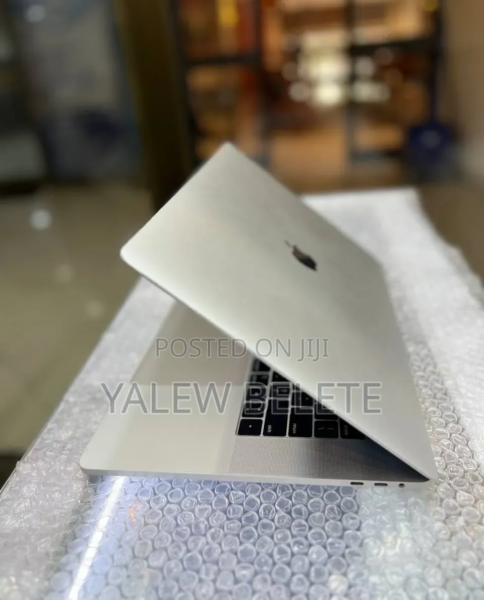 New Laptop Apple MacBook Pro 2018 16GB Intel Core i7 SSD 256GB