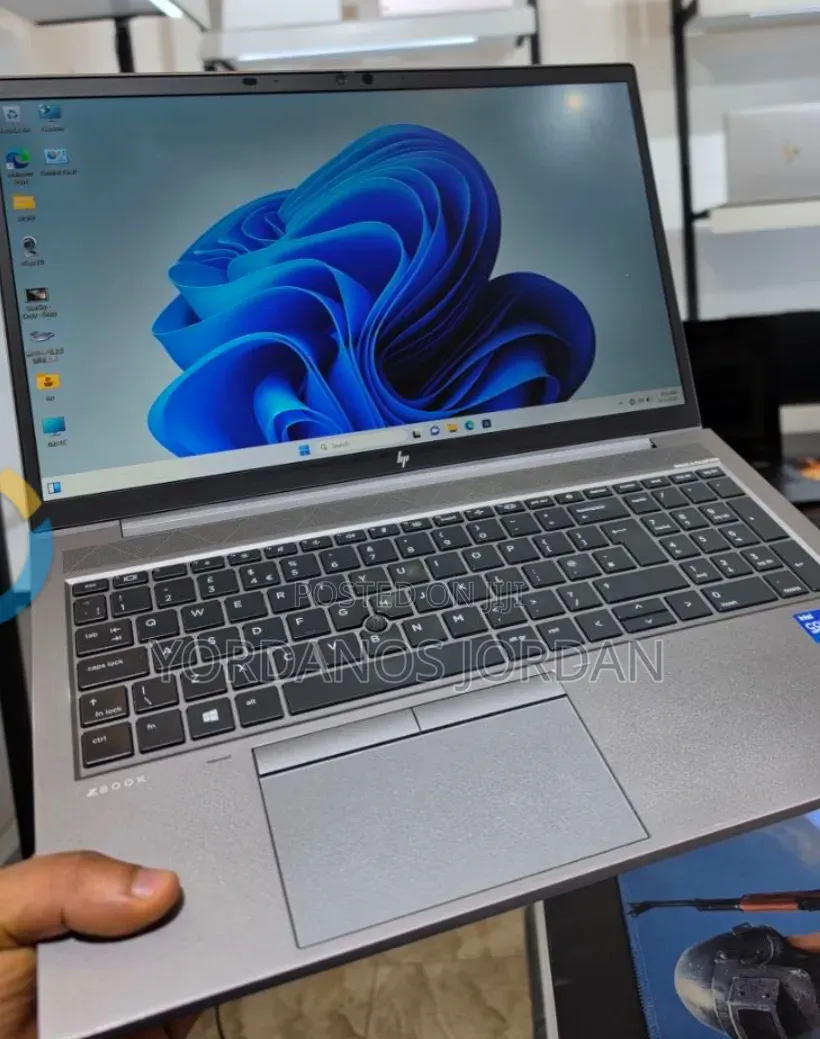 New Laptop HP ZBook Firefly G8 16GB Intel Core i7 SSD 512GB