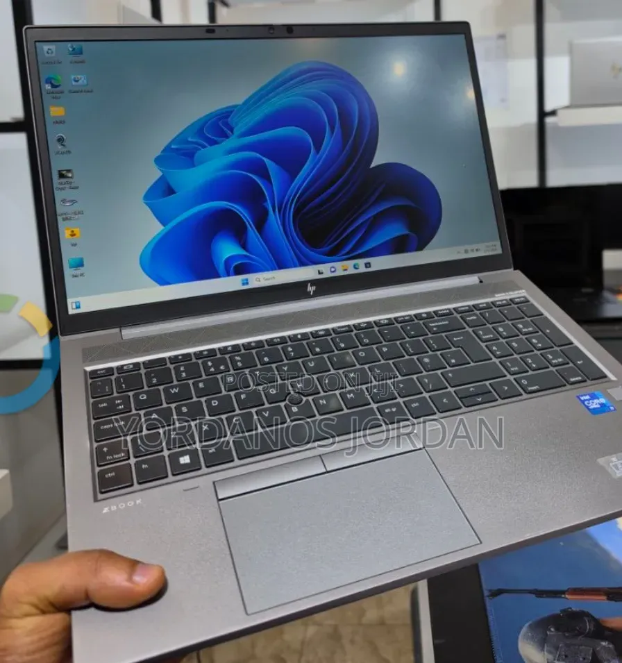 New Laptop HP ZBook Firefly G8 16GB Intel Core i7 SSD 512GB