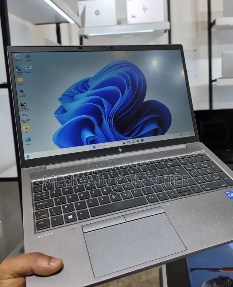 New Laptop HP ZBook Firefly G8 16GB Intel Core i7 SSD 512GB
