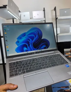 New Laptop HP ZBook Firefly G8 16GB Intel Core i7 SSD 512GB