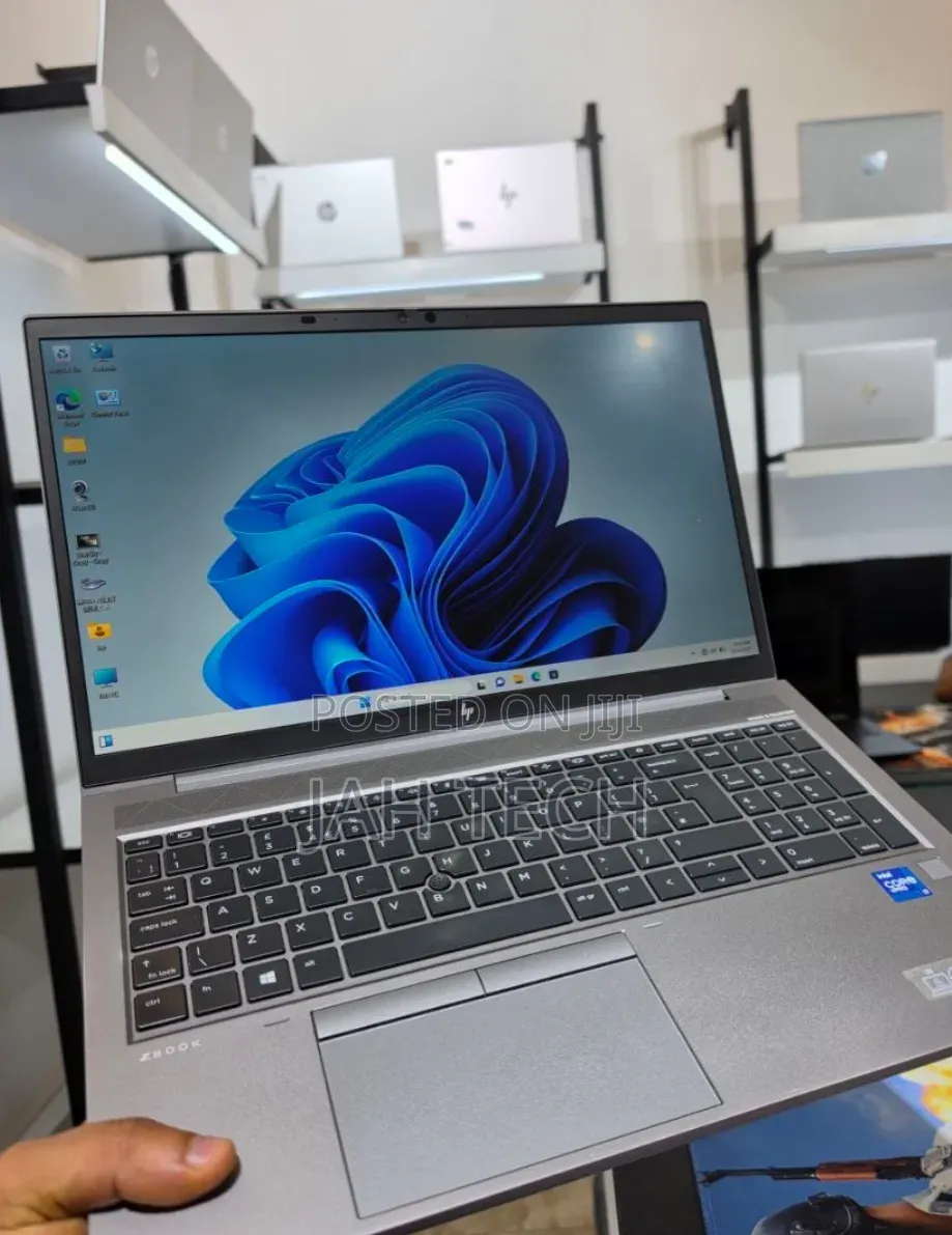 New Laptop HP ZBook Firefly G8 16GB Intel Core i7 SSD 512GB
