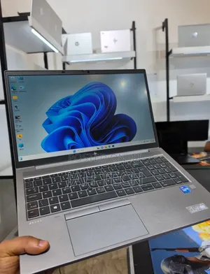 New Laptop HP ZBook Firefly G8 16GB Intel Core i7 SSD 512GB