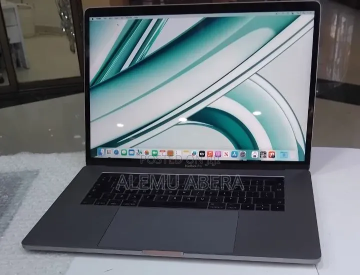New Laptop Apple MacBook Pro 2017 16GB Intel Core i7 SSD 512GB