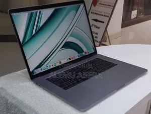 New Laptop Apple MacBook Pro 2017 16GB Intel Core i7 SSD 512GB