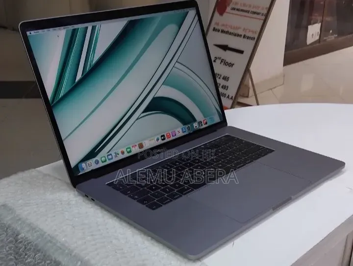 New Laptop Apple MacBook Pro 2017 16GB Intel Core i7 SSD 512GB