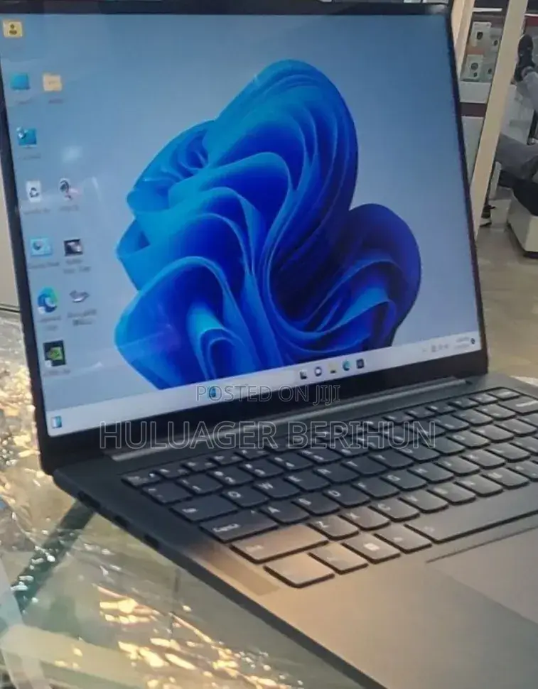 New Laptop Lenovo Legion Pro 7 16GB AMD Ryzen 7 SSD 512GB