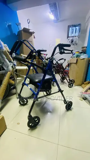 Old Man Waking Kart የትልቅ ሰው ወከር ከ አራት ጎማ ጋር