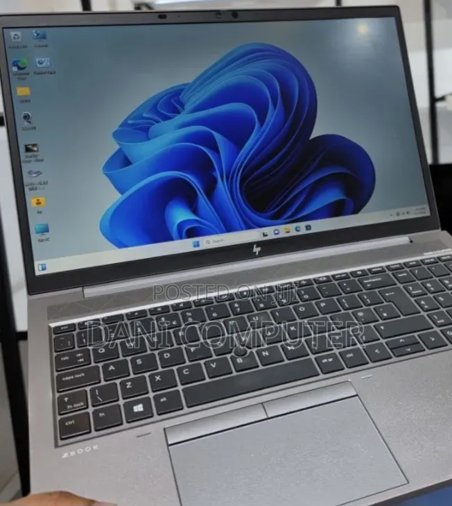 New Laptop HP ZBook Firefly G8 16GB Intel Core i7 SSD 512GB